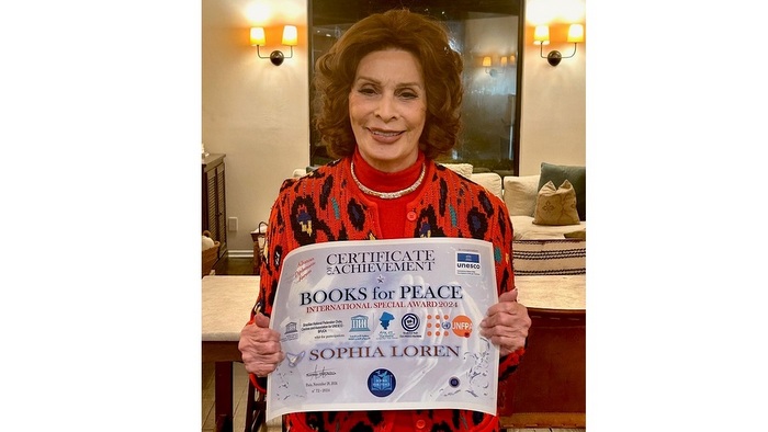 Sophia Loren receives BOOKS for PEACE 2024 prize