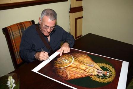 Cosme Proenza firma una de las reproducciones luego de inaugurada la exposición Re-Producciones, abierta al público en la Casa Marco, de la ciudad de Holguín, Cuba, el 7 de febrero de 2016. ACN FOTO/Juan Pablo CARRERAS