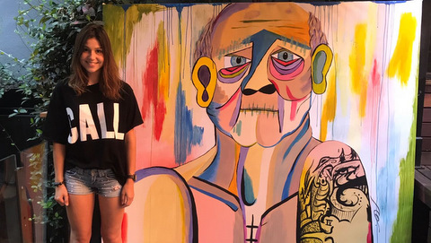 La artista navarra Araitz desata pasiones en la Segunda Edición del Street Art & Food Festival. 