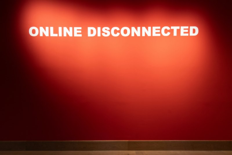 “Online Disconnected” es el rótulo que da la bienvenida sobre la pared roja.