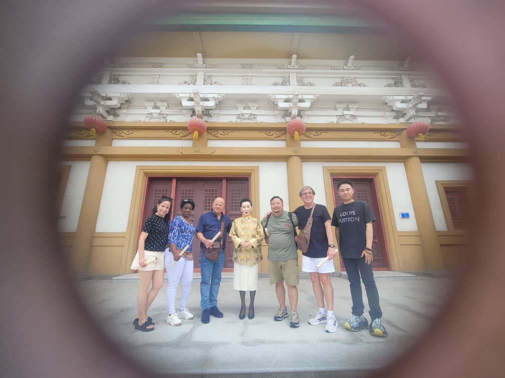 Eduardo Veitia, director y coreografo del BEC, la primera bailarina y maitre Leslie Ung, y otros miembros junto con la presidenta del China Dalian Hesheng Cultura CO. Ltd ( antiguamente templo de Dongbenyuan)