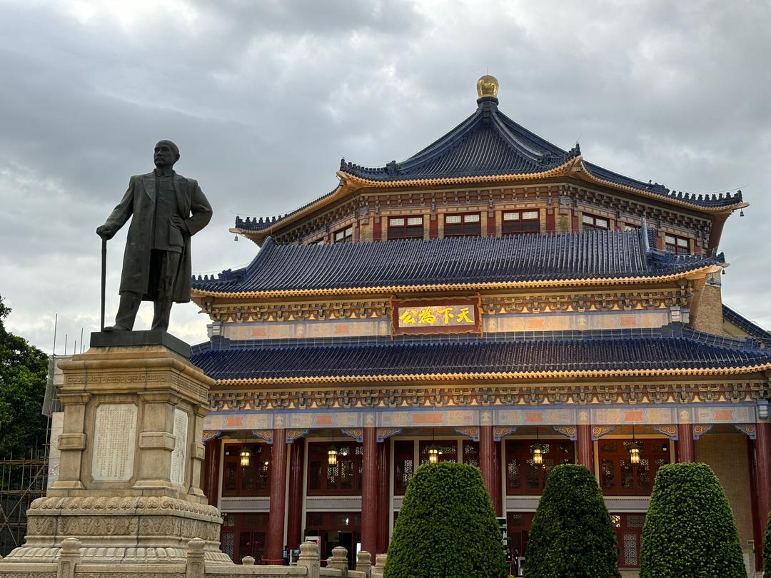 El hermoso teatro Memorial Zhongshang de Canton, con la estatua de Sun Yat-sen al frente
