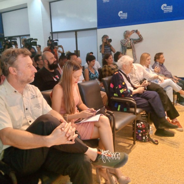 Asistentes a la conferencia de prensa Bienal de La Habana 2024