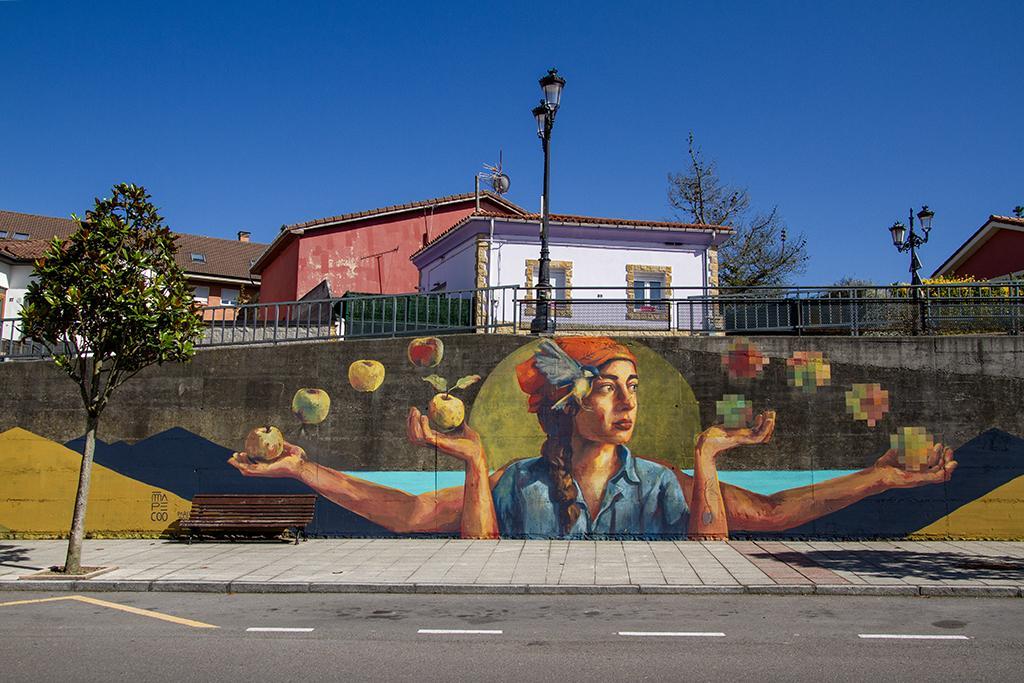 Mural sobre la manzana de Mapecoo . Foto de Mirahaciaatras