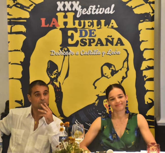 El Embajador de España en Cuba, Sr. Ángel Martín Peccis, y Viengsay Valdés, directora general del Ballet Nacional de Cuba y presidenta del XXX Festival La Huella de España.