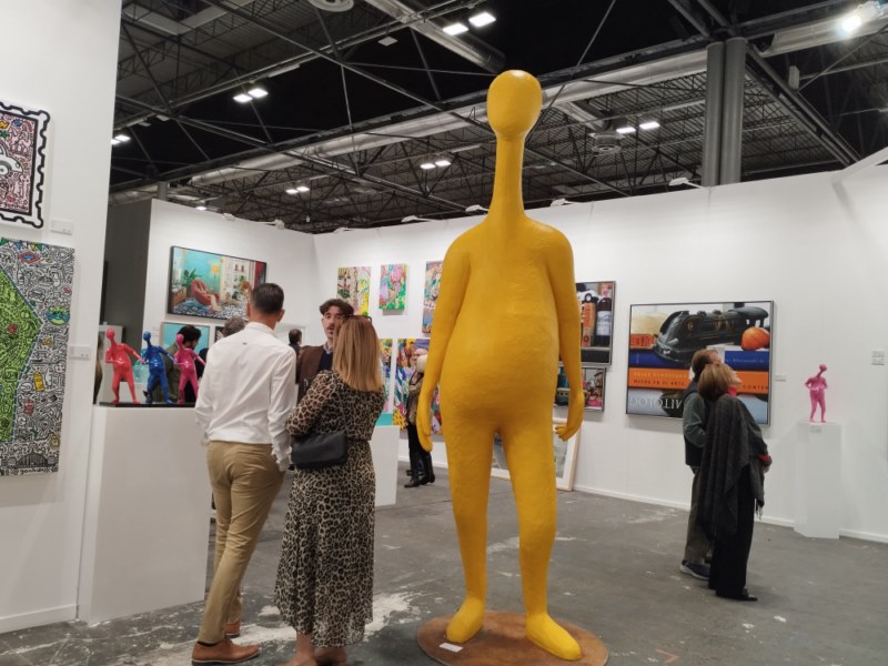 Vista del stand de las galerías de María Porto y David Bardía en Estampa 2024