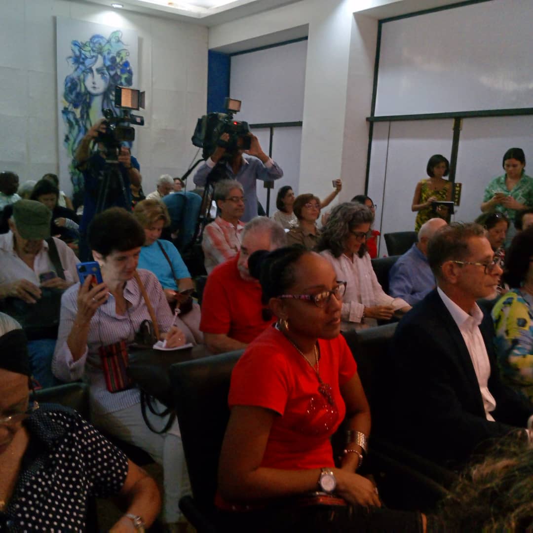 público en conferencia de prensa feria del libro 