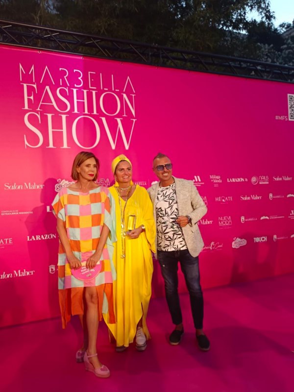 La prestigiosa marca de moda Agatha Ruiz de la Prada, Sandra García Sanjuan de Starlite Universe y el galerista Giuseppe Carnevale 