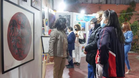 personas visitan la muestra Bicentenario de América