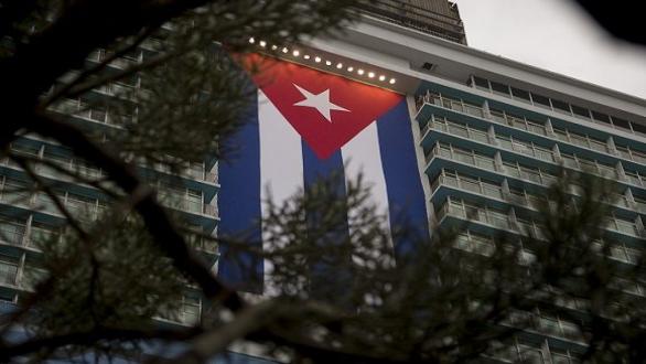 Bandera cubana desplegada en hotel Habana Libre. Foto: Ismael Francisco/ Cubadebate.