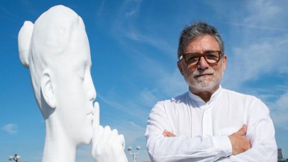 Jaume Plensa junto a su monumental escultura Water's Soul 