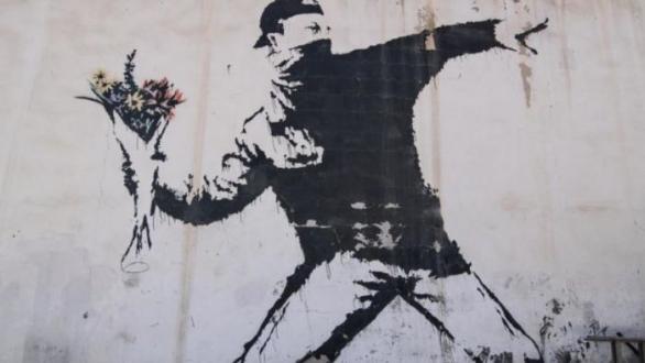 ‘Love Is In the Air’ de Banksy. La pintura se ha dividido en 10,000 piezas que serán subastadas como tokens no fungibles en la plataforma Particle. Créditos: Hipertextual