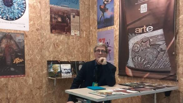 El periodista y crítico de arte Toni Piñera en el stand de Arte por Excelencias en la feria ARTBO 2022 