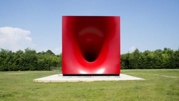 Anish Kapoor, "Monadic Singularity", 2015, Foto: D. Saulnier. Vista interior: Jonathan Leijonhufvud. © Anish Kapoor. Todos los derechos reservados, DACS 2024