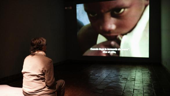 Registro de la instalación de Trinh T. Minh-ha durante la exposición itinerante de la 35ª Bienal de São Paulo en el Museo Nacional de Arte (MNA), en La Paz, Bolivia. 20/08/2024. © Christian Eugenio / Fundación Bienal de São Paulo