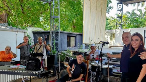 músicos preparan concierto