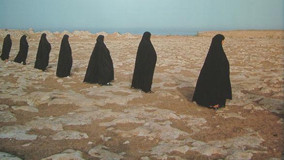 Galería Filomena Soares (Lisboa Portugal). Shirin Neshat . Rapture series (Women in a line). Cibachrome. 1999.